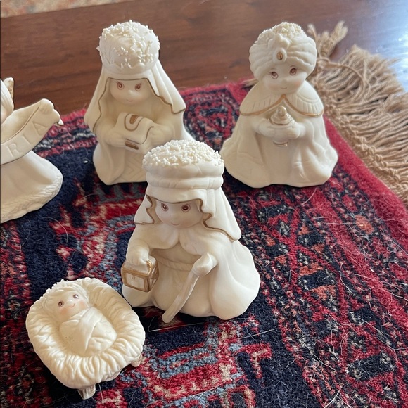 White Ceramic Nativity Figurines Set - Picture 3 of 10